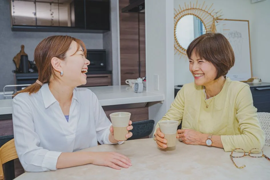 笑顔で語り合う二人の女性