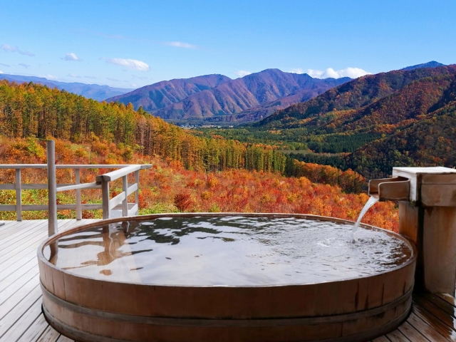 紅葉の山々を望む、静かな露天風呂